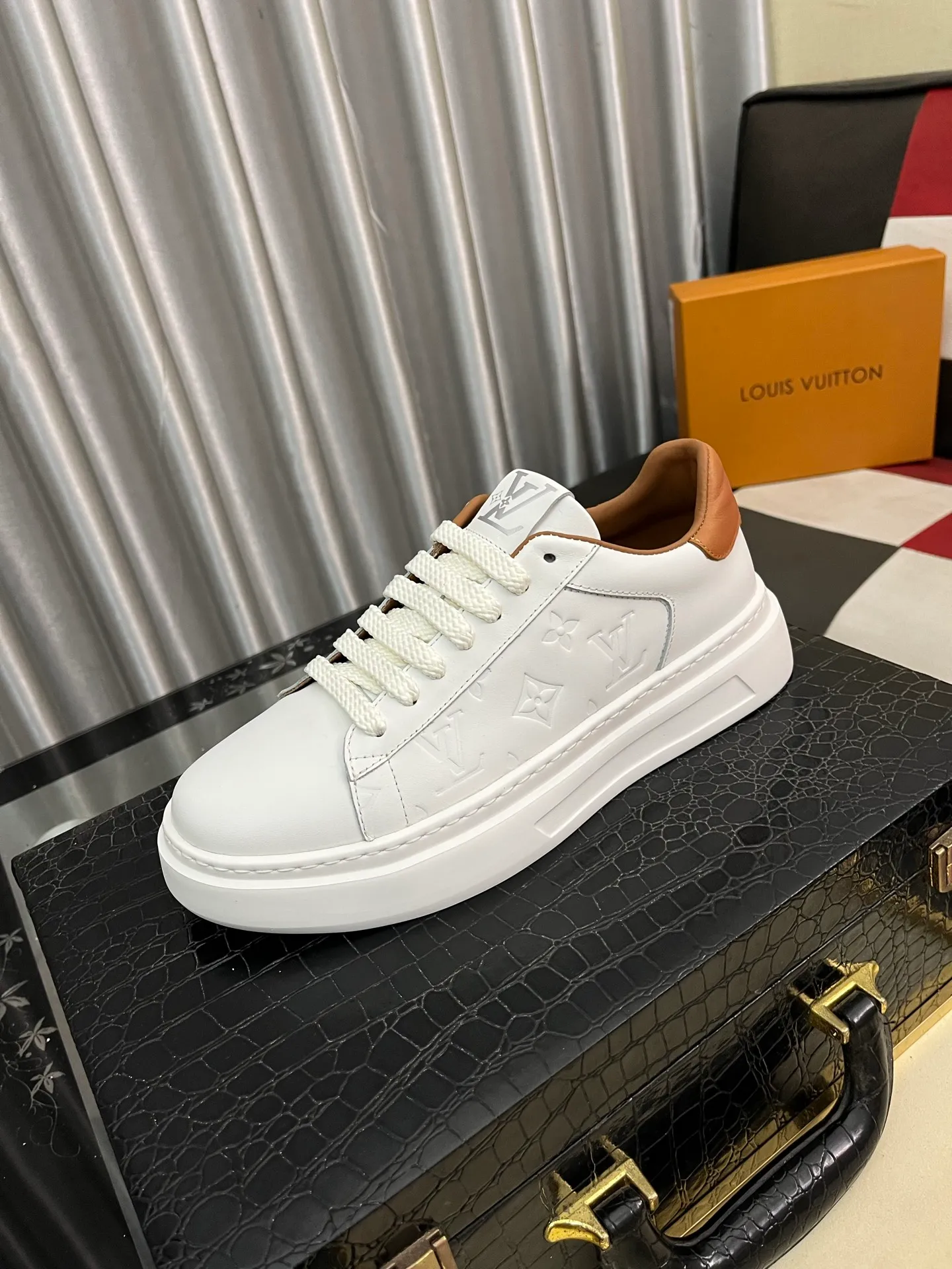 Men's shoes 💰480⌚️⌚️【LOUlS VUlTTON】Louis Vuitton～unique modern sneakers. LV counter purchasing 🏃casual shoes😍😍 Men's 2025 counters are on sale at the same time. The original brand imported from Italy selects first-layer soft cowhide. ➕Special material 🐑Sheepskin lining Size: 38-442⃣️Colors available